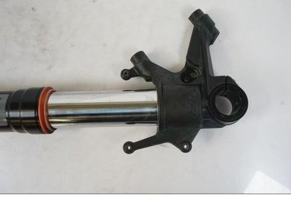 Baksidan på Gaffelben från en KTM 1290 Super Duke -2019 motorcykel.