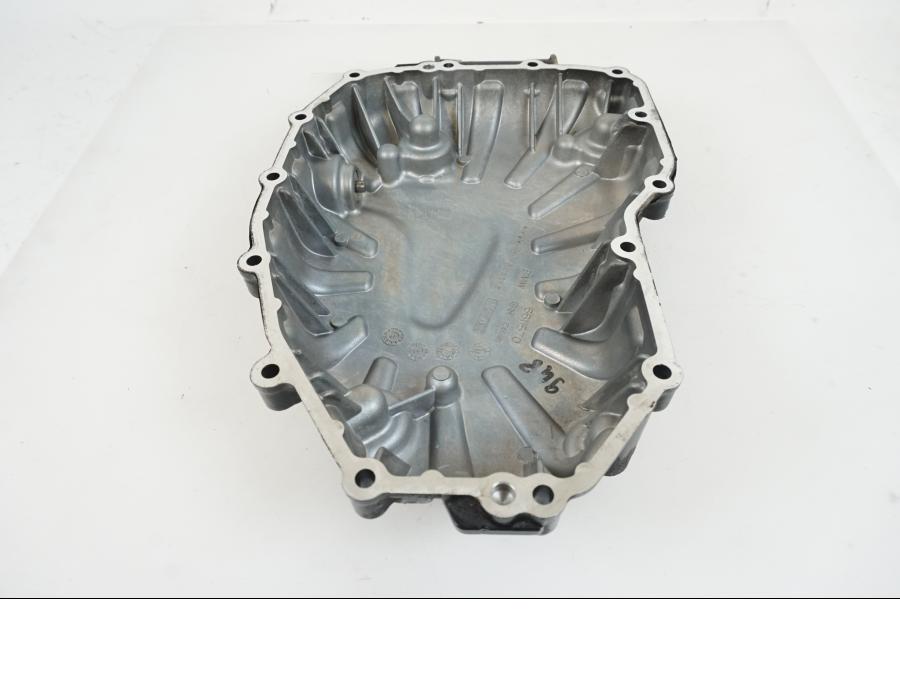 Snett uppifrån på Oljetråg från en BMW F 800 GS -2009 motorcykel.