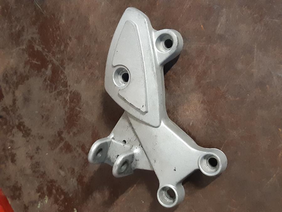 Baksidan på Fotpinnefäste från en Triumph Sprint RS -2000 motorcykel.