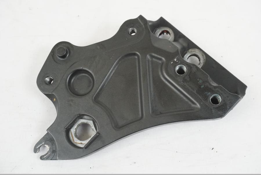 Framsidan på Fotpinnefäste inre från en Yamaha MT-07 -2019 motorcykel.