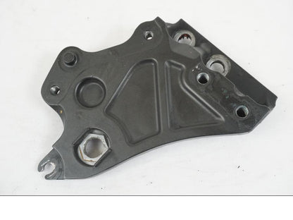 Framsidan på Fotpinnefäste inre från en Yamaha MT-07 -2019 motorcykel.