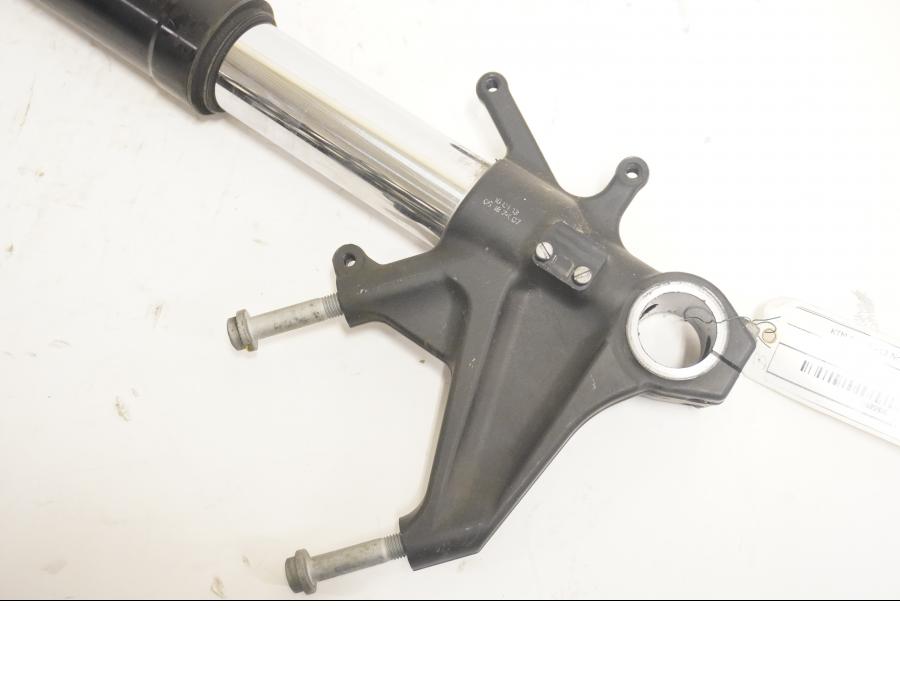 Vänster sida på Gaffelben från en KTM RC8 -2013 motorcykel.