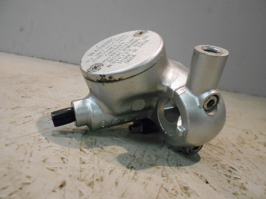 Baksidan på Bromshuvudcylinder från en Kawasaki VN 1500 -1996 motorcykel.