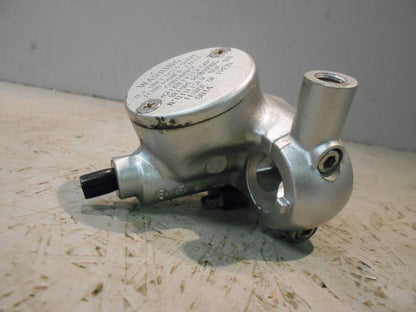 Baksidan på Bromshuvudcylinder från en Kawasaki VN 1500 -1996 motorcykel.