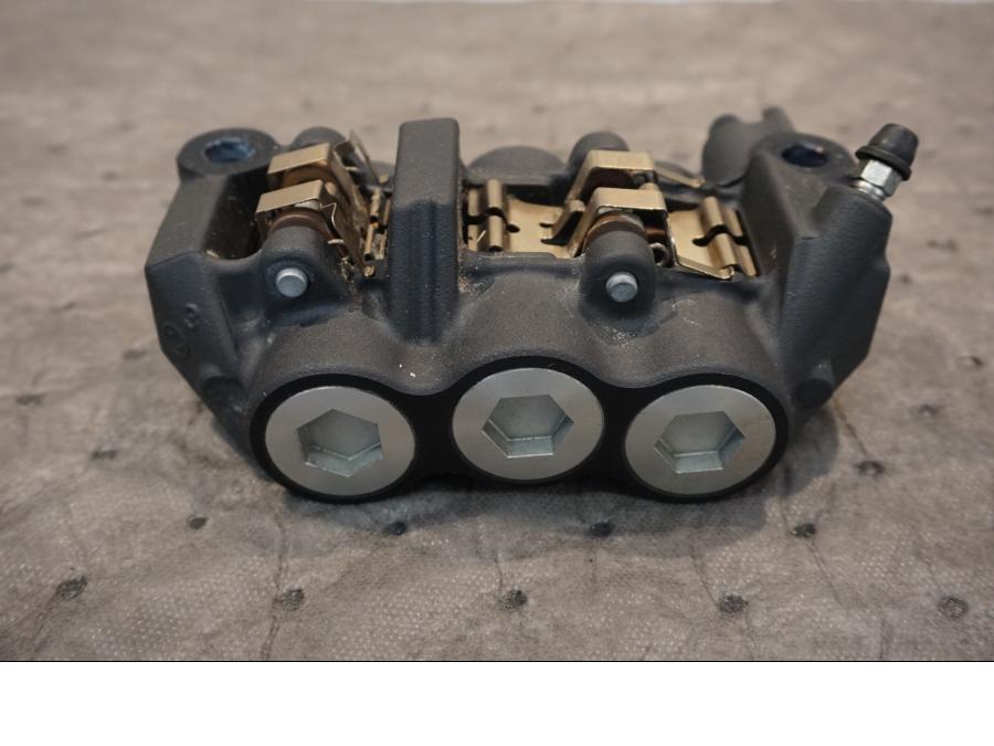 Baksidan på Bromsok från en Yamaha V-Max 1700 -2010 motorcykel.