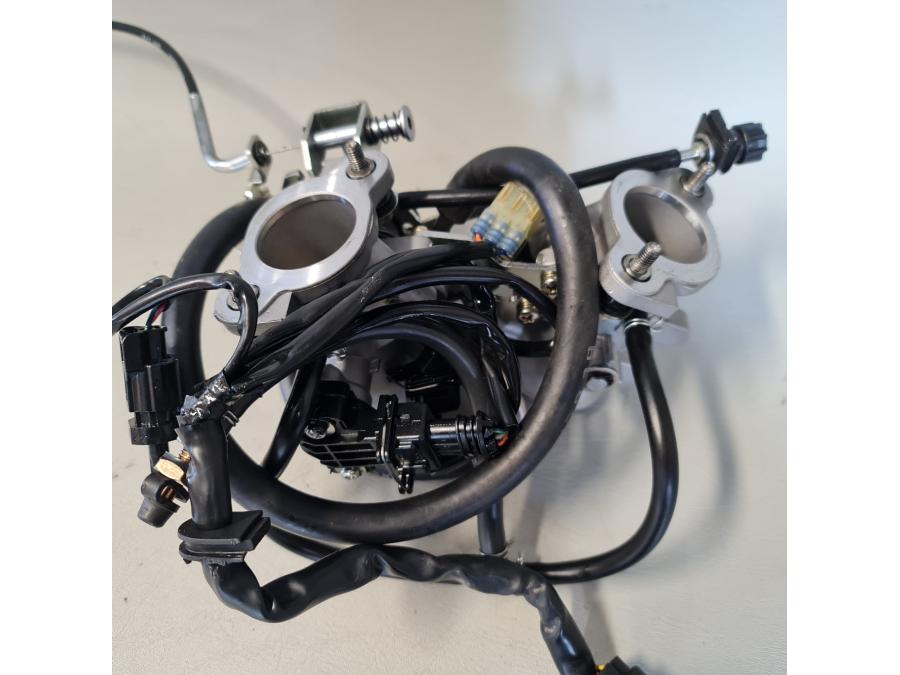 Vänster sida på Spjällhus från en Aprilia SXV 550 -2008 motorcykel.