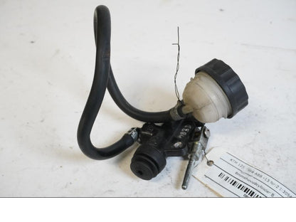 Framsidan på Bromshuvudcylinder från en KTM 125 Duke -2013 motorcykel.