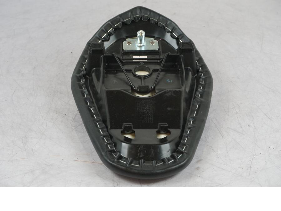 Snett nerifrån på Sadel från en Kawasaki ZX-4R -2024 motorcykel.