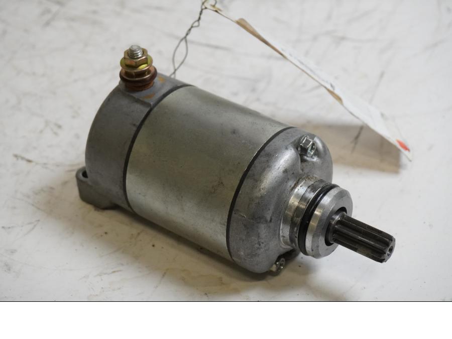 Framsidan på Startmotor från en Honda CBR 600 RR -2004 motorcykel.