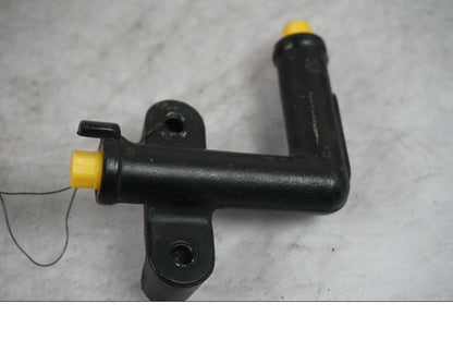 Framsidan på Bromsfördelare från en Yamaha XVS 1100 -2006 motorcykel.