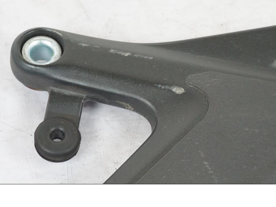 Höger sida på Fotpinnefäste från en Kawasaki ER-6N -2016 motorcykel.