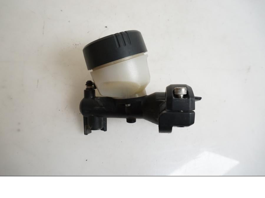 Baksidan på Bromshuvudcylinder från en BMW K 1200 S -2007 motorcykel.