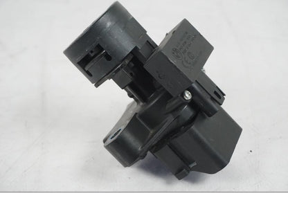 Extrabild3 på <p>Låssats från BMW F 800 R 2011.</p>

<p>Tändningslås, antenn, tanklock med repor, sadellås och 1st nyckel. Ytliga repor finns på tanklocket.</p> motorcykel.