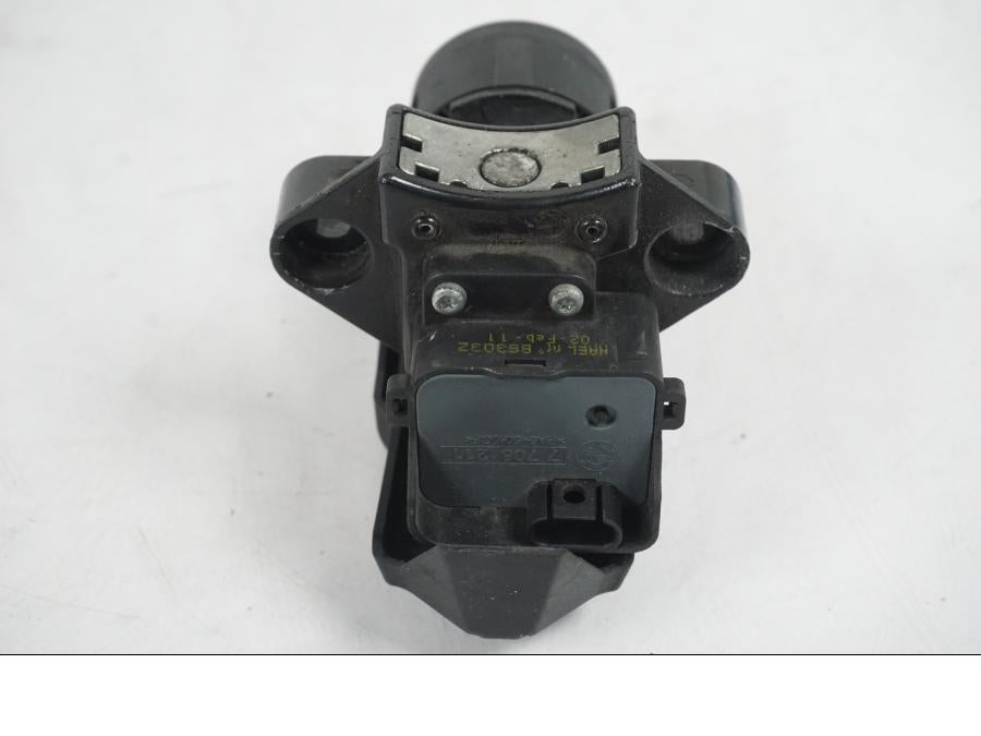 Snett uppifrån på <p>Låssats från BMW R 1200 RT 2011.</p>

<p>2st nycklar och 1st plastnyckel, tändningslås, förvaringfackslås, sadellås och tanklock.</p> motorcykel.