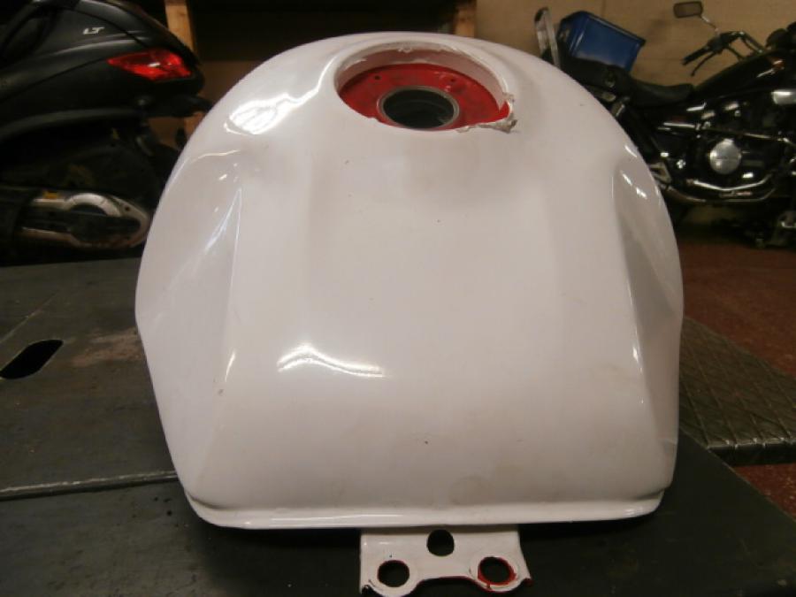 Vänster sida på Bensintank från en Honda CBR 900 RR -2000 motorcykel.