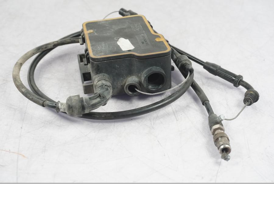 Vänster sida på Vajerfördelare från en BMW R 1200 GS -2005 motorcykel.