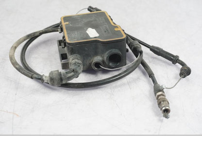 Vänster sida på Vajerfördelare från en BMW R 1200 GS -2005 motorcykel.