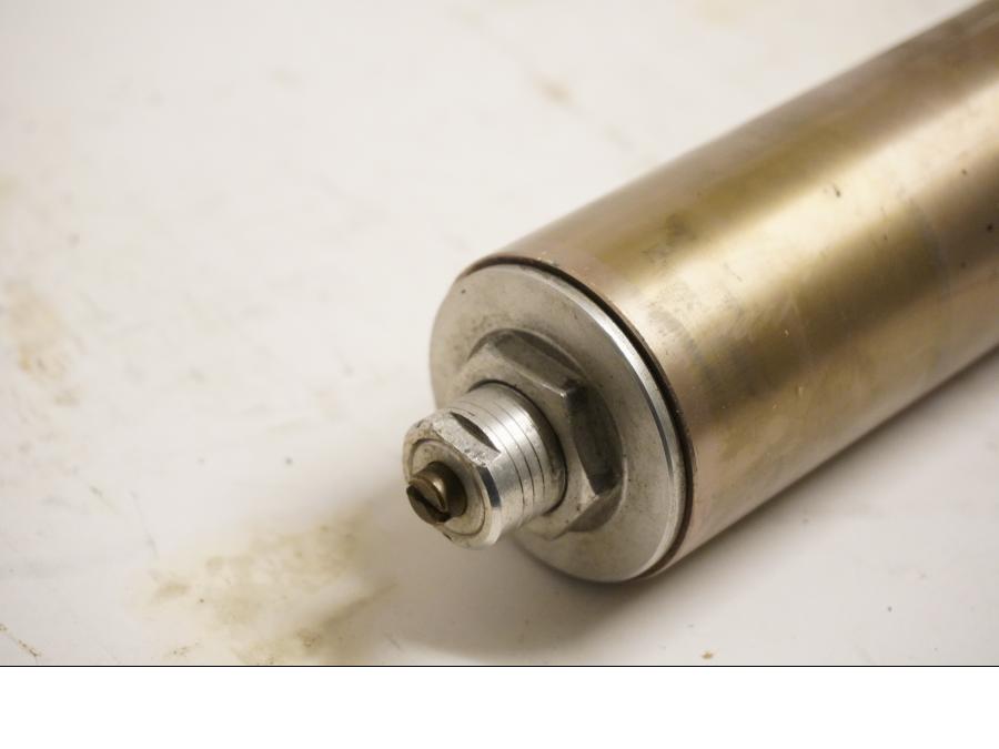 Snett nerifrån på Gaffelben från en Kawasaki ZXR 750 -1993 motorcykel.