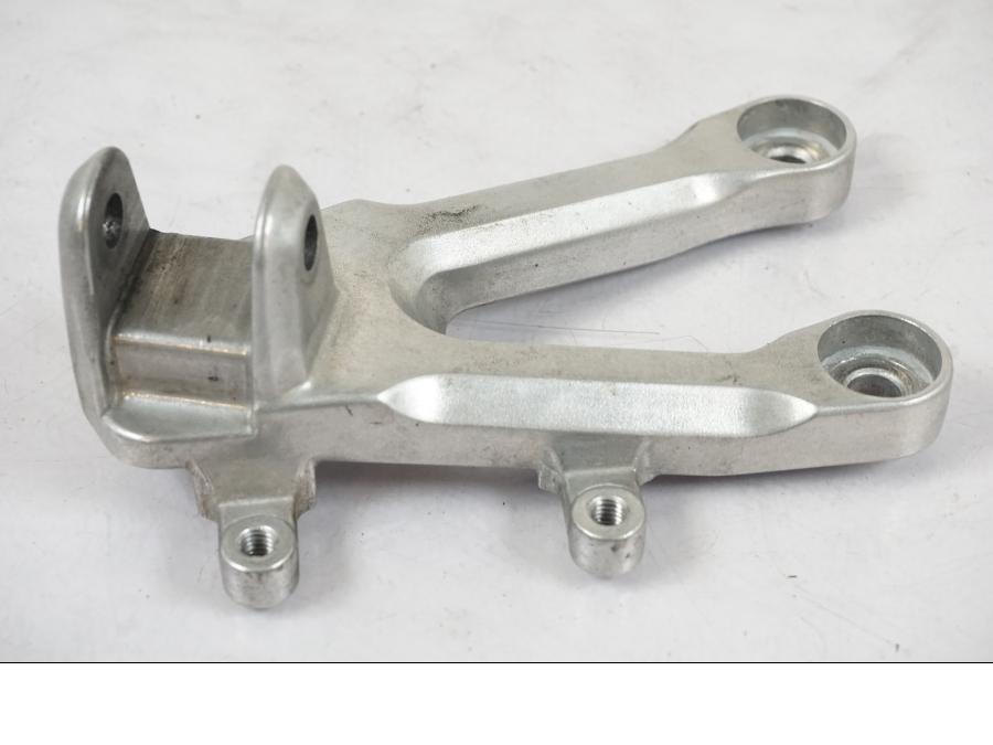 Baksidan på Fotpinnefäste från en Honda CBR 1000 RR -2007 motorcykel.