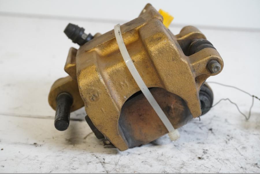 Baksidan på Bromsok från en Honda CBR 900 RR -2000 motorcykel.