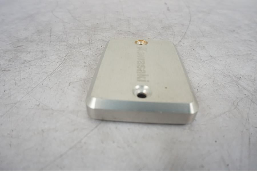 Snett uppifrån på Bromsvätskebehållarkåpa från en Kawasaki ER-6N -2008 motorcykel.