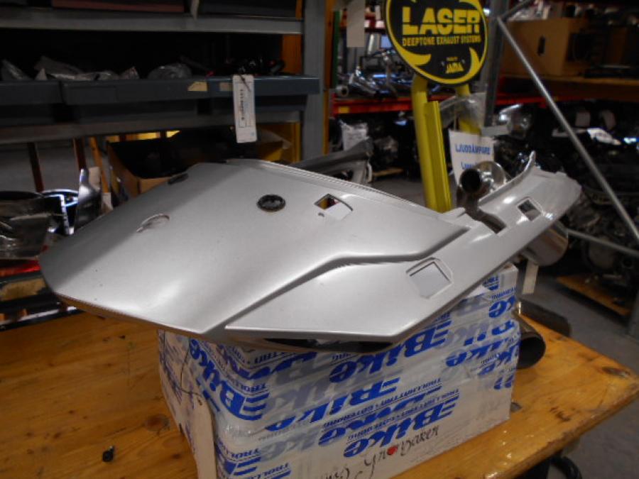 Framsidan på Bakvinge från en Yamaha FJR 1300 -2001 motorcykel.