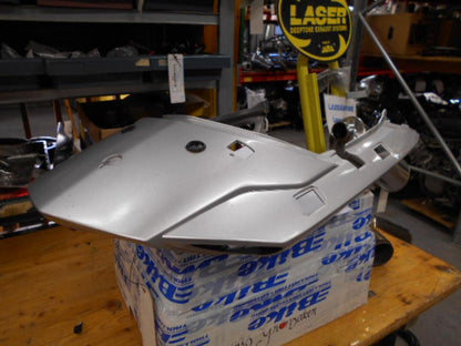 Framsidan på Bakvinge från en Yamaha FJR 1300 -2001 motorcykel.