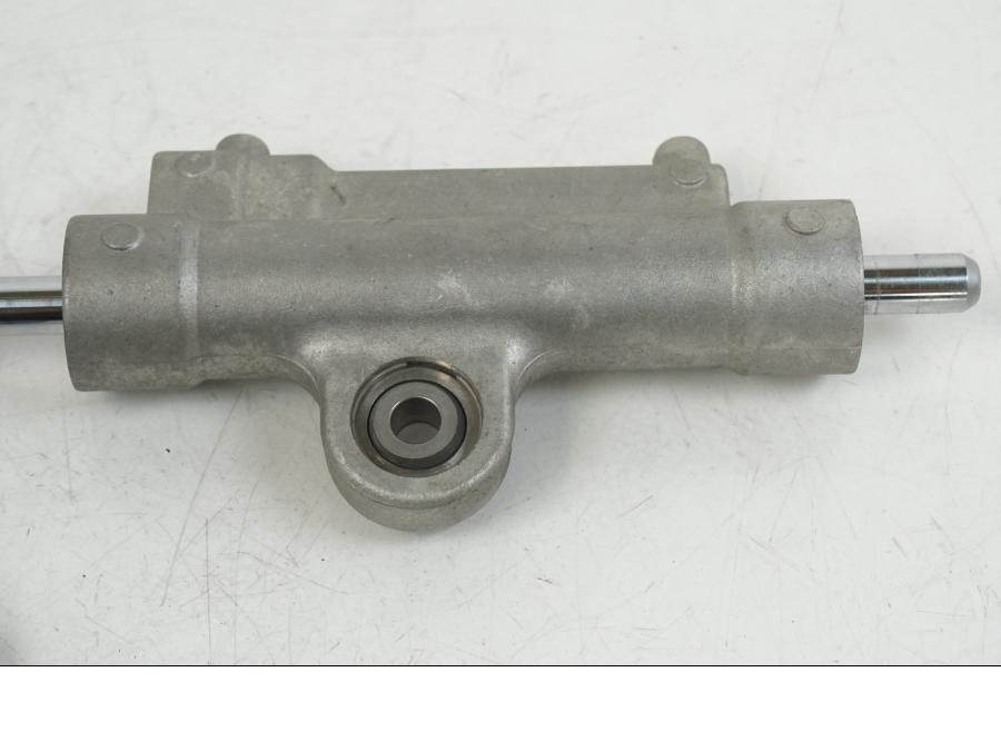 Baksidan på Styrdämpare från en Yamaha YZF 1000 R1 -2006 motorcykel.