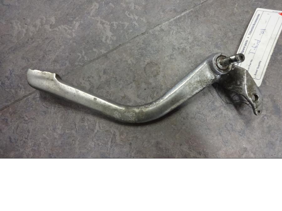 Vänster sida på Bromspedal från en Triumph Thunderbird 900 -2001 motorcykel.