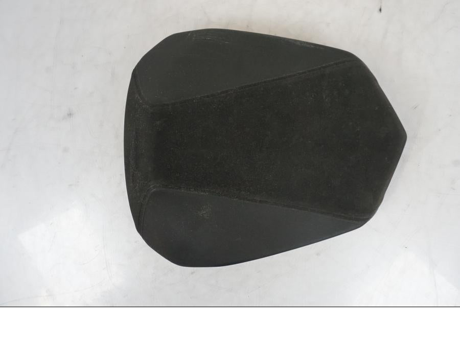 Snett nerifrån på Sadel från en KTM 1290 Super Duke R -2021 motorcykel.