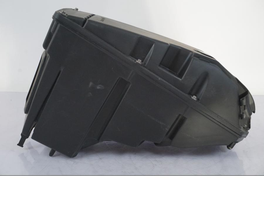 Vänster sida på Luftburk från en KTM 1290 Super Duke R -2018 motorcykel.