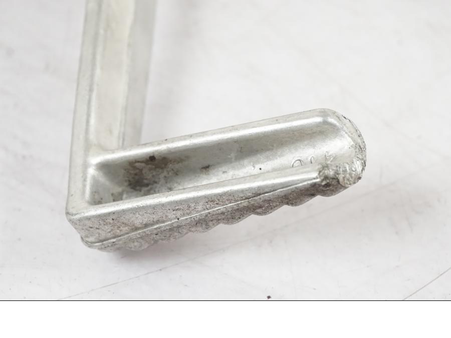 Snett uppifrån på Bromspedal från en Suzuki GSX-R 750 -2006 motorcykel.