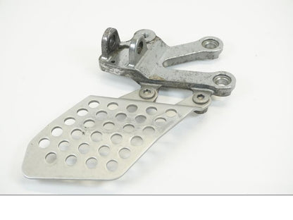 Baksidan på Fotpinnefäste från en Kawasaki ZX-12R -2000 motorcykel.