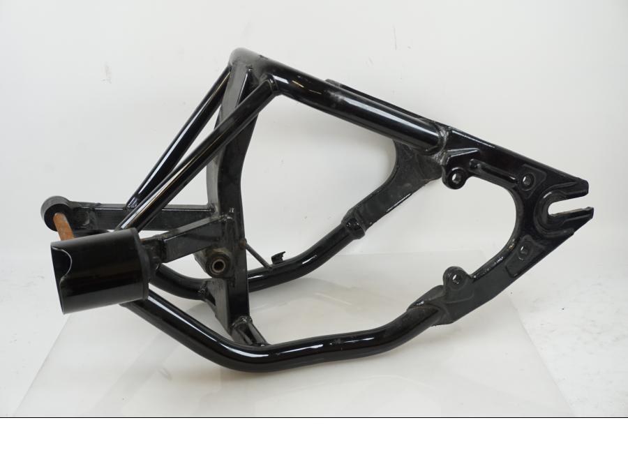 Framsidan på Sving från en Yamaha XVS 1100 -2001 motorcykel.