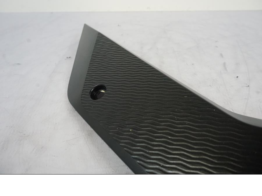 Vänster sida på Sidopanel från en KTM 1290 Super Duke -2019 motorcykel.