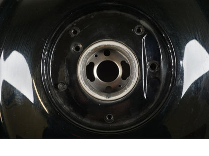 Snett nerifrån på Bensintank från en Suzuki GSX-R 1000 -2007 motorcykel.