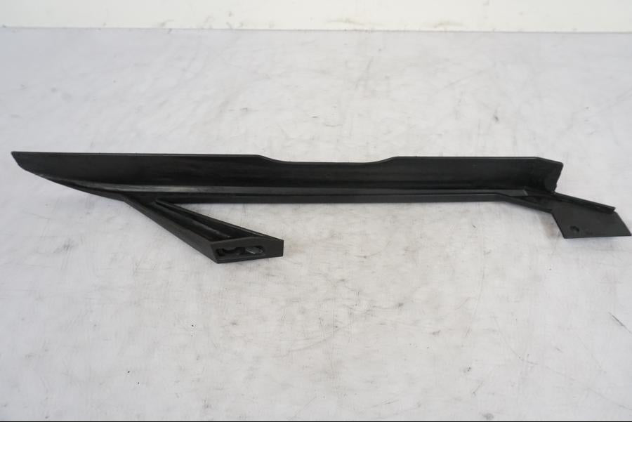 Snett nerifrån på Kedjeskydd från en KTM 690 Duke -2014 motorcykel.