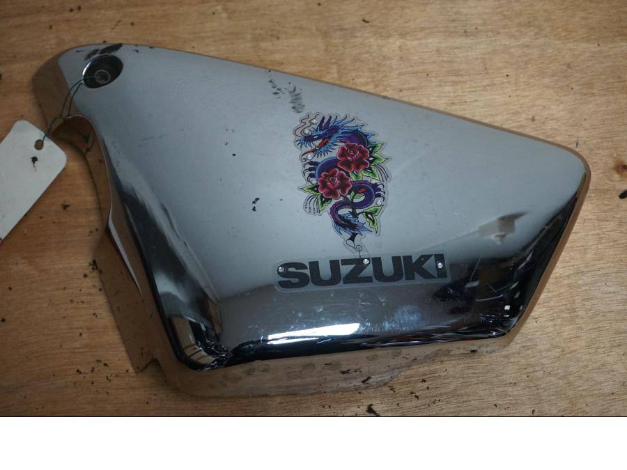 Framsidan på Sidopanel från en Suzuki VZ 800 -2000 motorcykel.