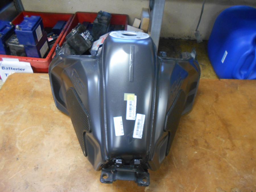 Höger sida på Bensintank från en BMW R 1200 GSA -2017 motorcykel.