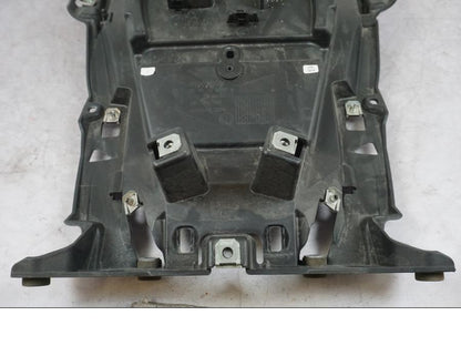 Snett nerifrån på Undertail från en BMW K 1600 GTL -2015 motorcykel.