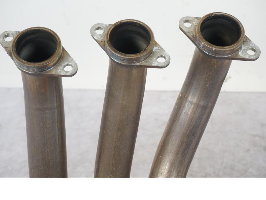 Snett nerifrån på Grenrör från en BMW K 1600 GTL -2015 motorcykel.