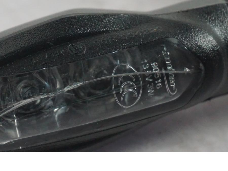 Snett uppifrån på Blinkers LED från en KTM 1290 Super Duke R -2022 motorcykel.