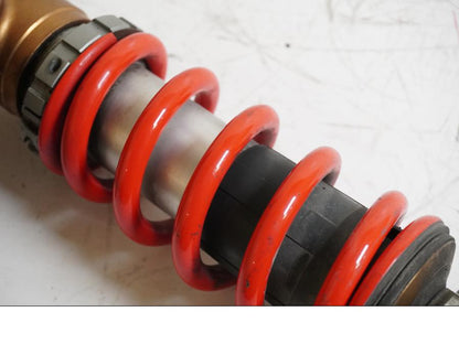 Snett nerifrån på Stötdämpare från en BMW S 1000 RR -2014 motorcykel.