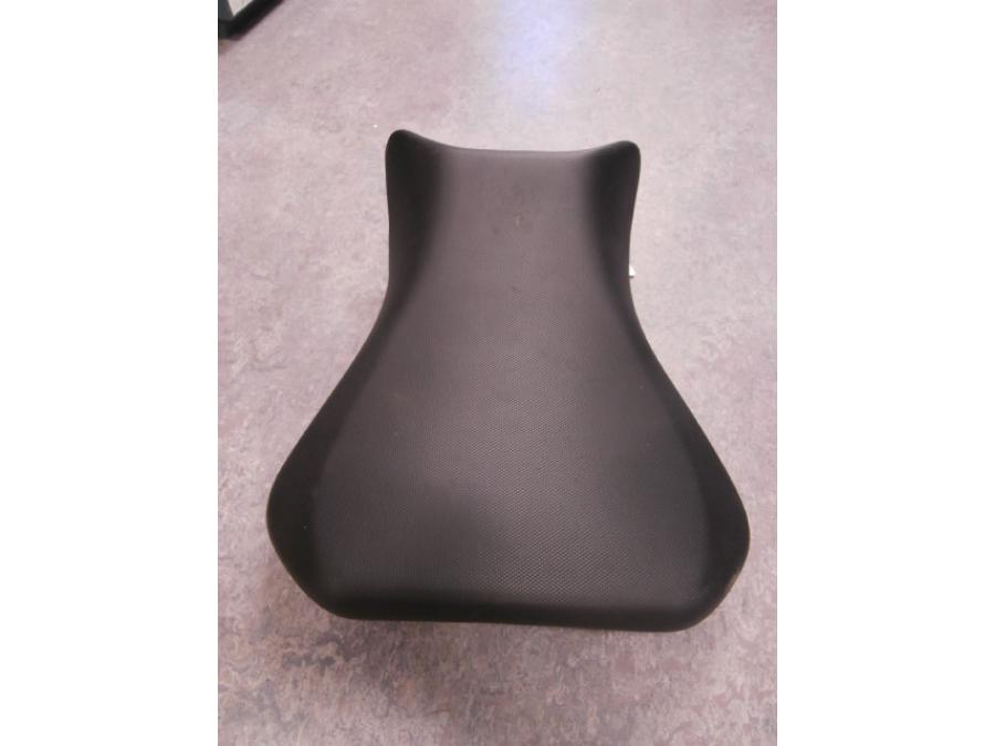 Höger sida på Sadel från en Suzuki SV 650 -2006 motorcykel.