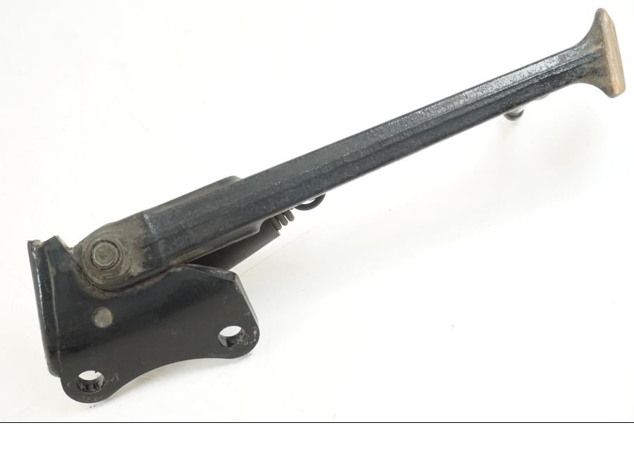 Snett nerifrån på Sidostöd från en Honda ST 1300 -2002 motorcykel.