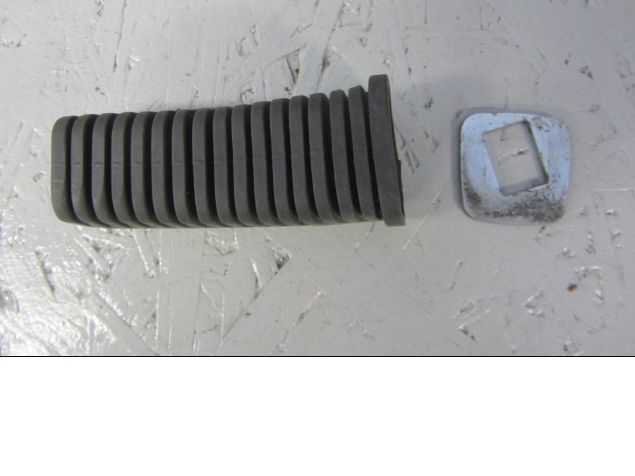 Framsidan på Fotpinnegummi från en Suzuki VS 800 -2000 motorcykel.