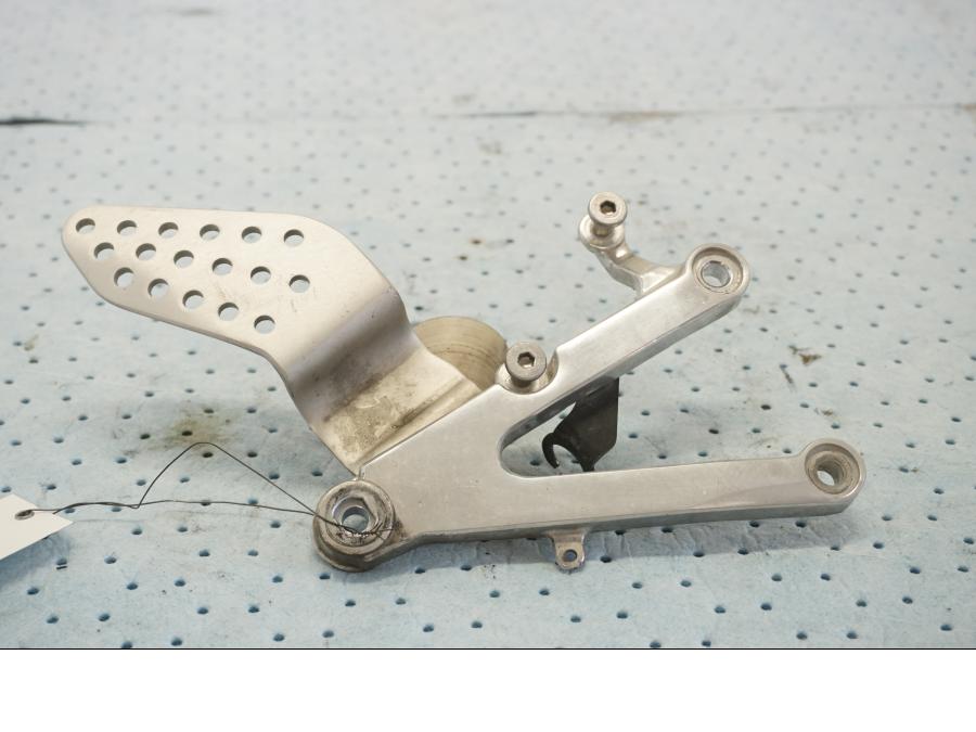 Framsidan på Fotpinnefäste från en Yamaha YZF 1000 R1 -2001 motorcykel.