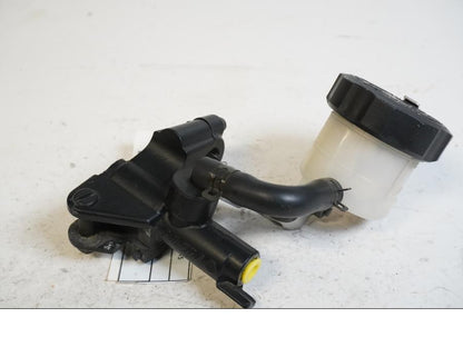 Framsidan på Bromshuvudcylinder från en Suzuki SV 1000 -2004 motorcykel.