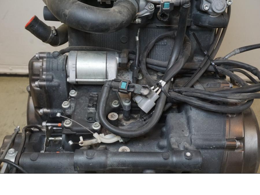 Snett nerifrån på <p>Motor från Yamaha XT 1200 Z ABS 2011.</p>

<p>Uppstartad och varmkörd utan anmärkningar.</p>

<p>Finns mindre slitage av lack, repor och ärgat se bilder.</p>

<p>Motornummer: P401E-008770.</p>

<p>Effekt: 80kw / 108hk.</p>

<p>Miltal: 2449 Mil.</p>

<p>Laddar: 14,2V.</p> motorcykel.