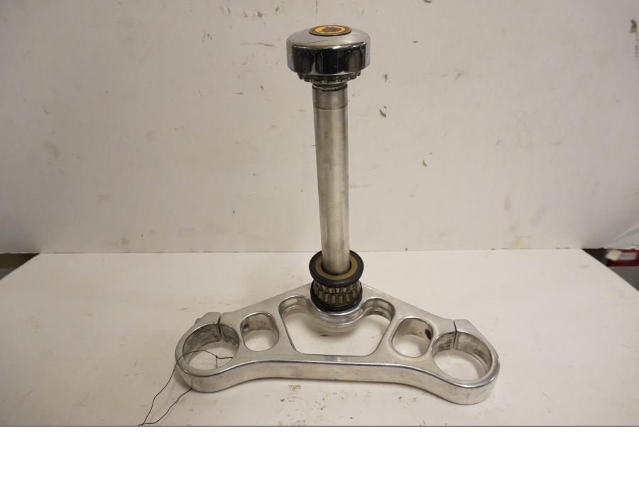 Framsidan på Gaffelkrona från en H-D V-Rod 1130 -2002 motorcykel.